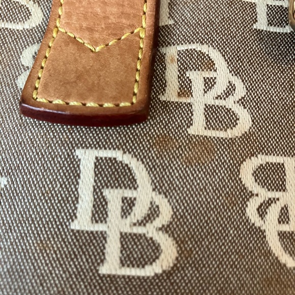 Dooney & Bourke vintage tan bucket bag - Picture 8 of 9